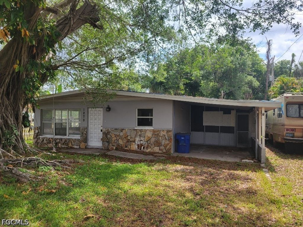 1270 Pinecrest St, North Fort Myers