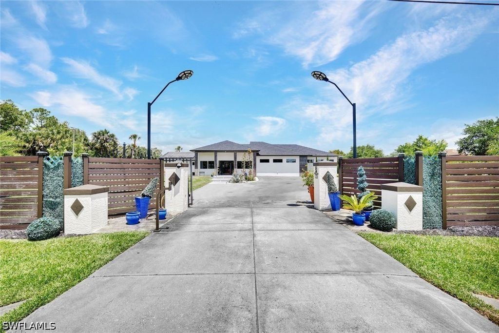 121 20th Ave Ne, Naples