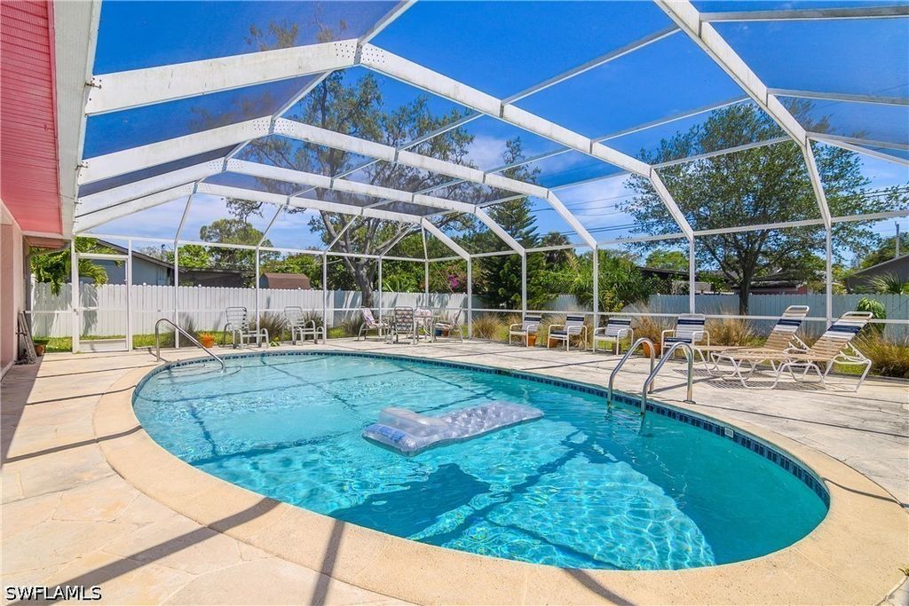 74 8th St, Bonita Springs