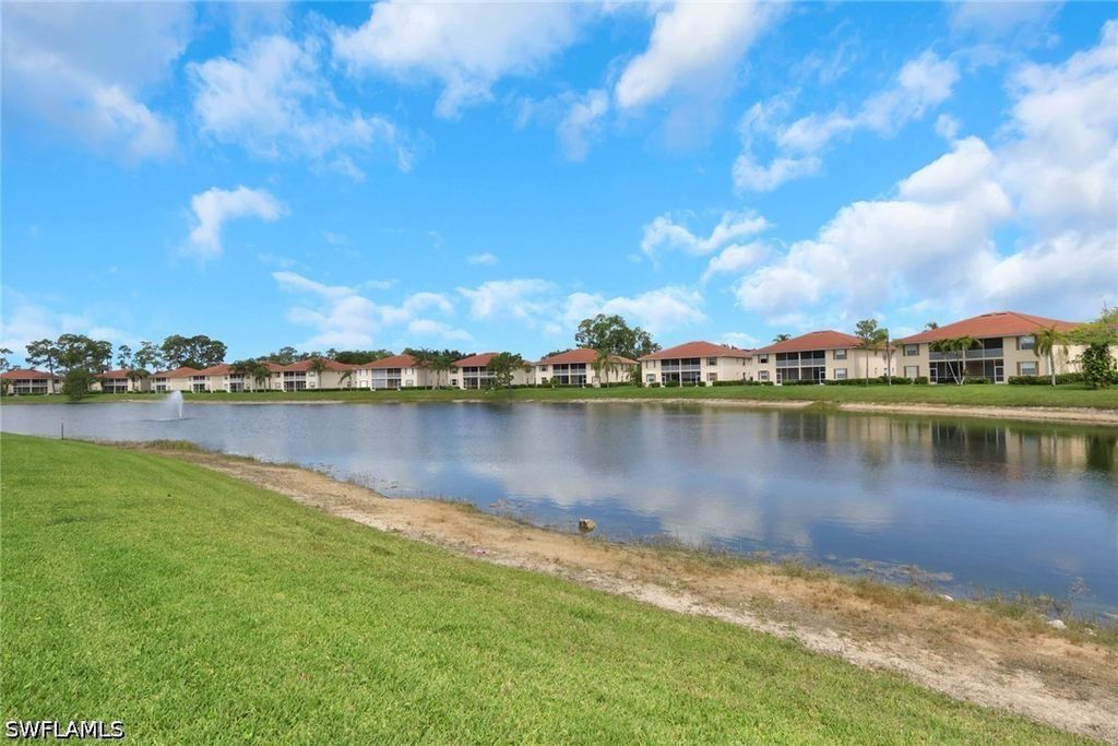 320 Robin Hood Cir 101, Naples
