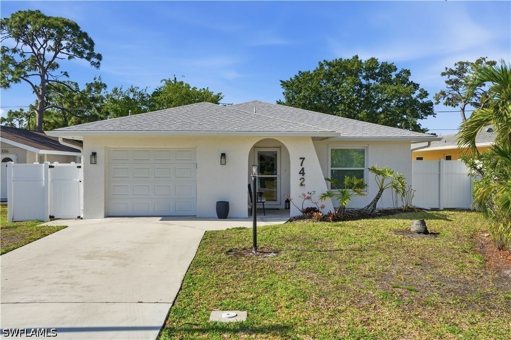 742 99th Ave N, Naples