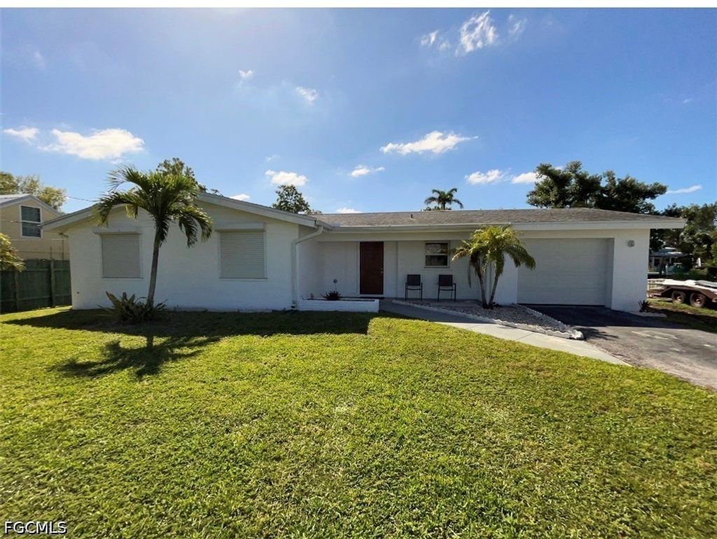 25 Estate Dr, NORTH FORT MYERS