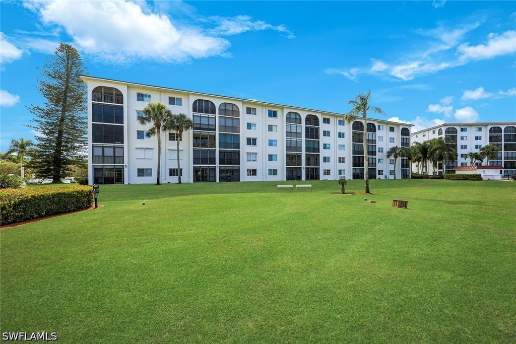 29 High Point Cir E 107, Naples