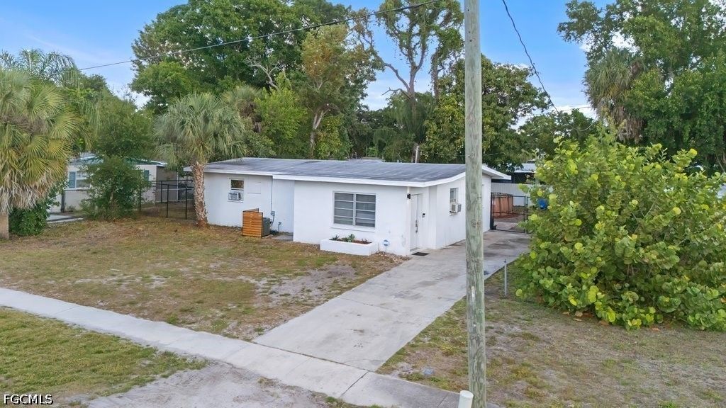 912 Hibiscus Ln, North Fort Myers