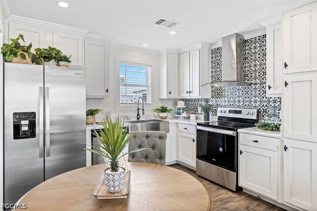 228 Poinsettia Dr, Fort Myers