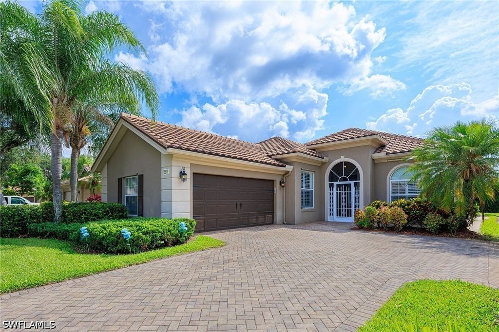 2271 Heydon Cir W, Naples