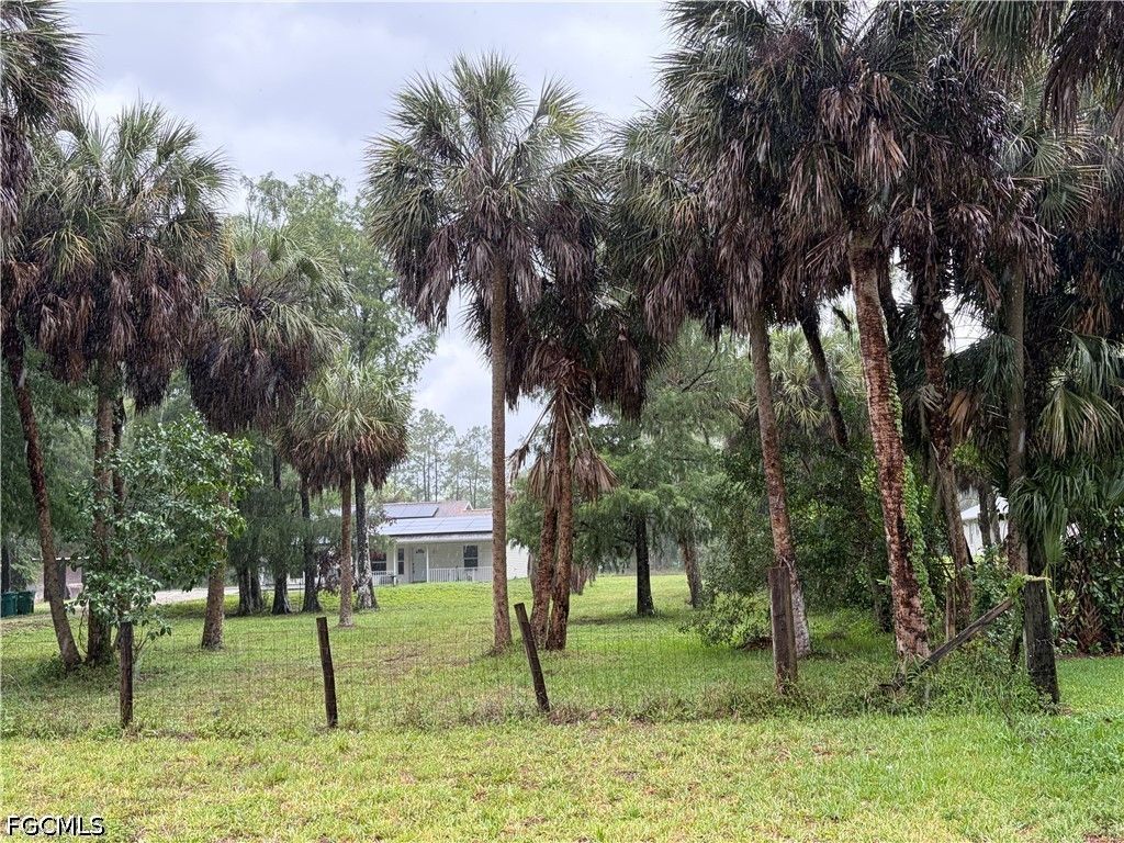 281 8th St Se, Naples
