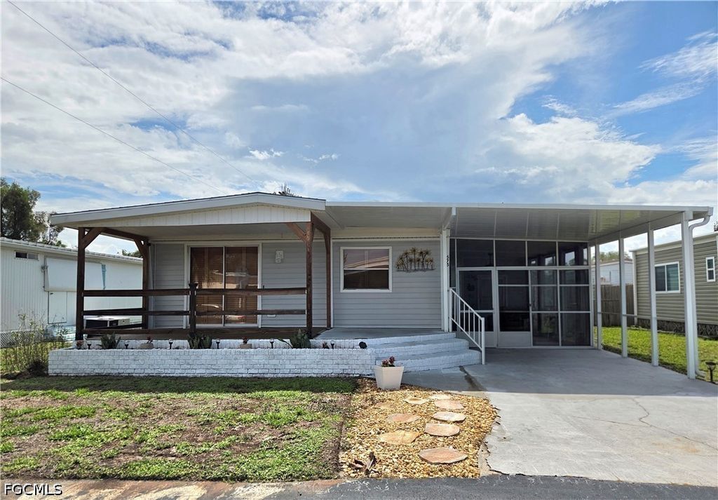 575 Winning Way, NORTH FORT MYERS
