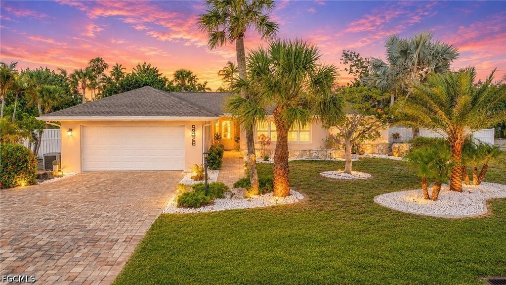 9428 Moonlight Dr, SANIBEL