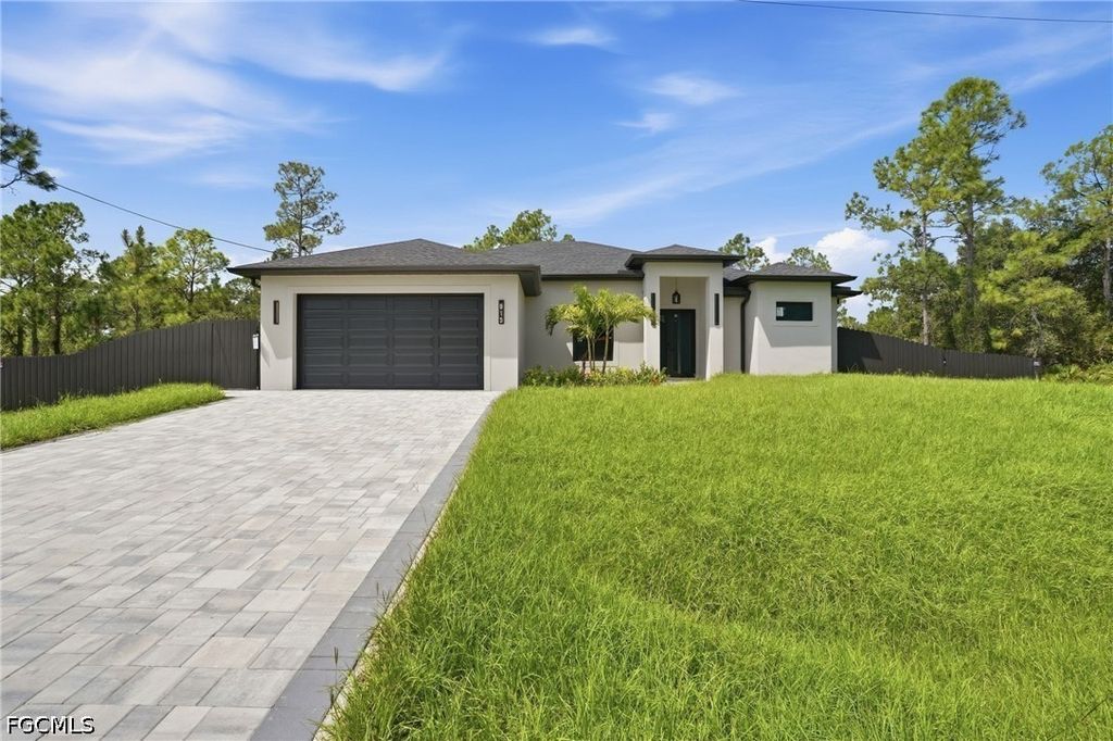 915 Lincoln Ave, Lehigh Acres