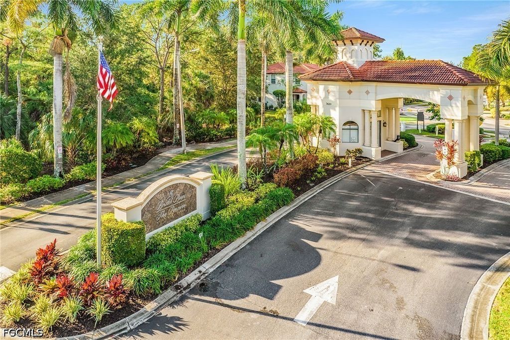 7542 Bristol Cir, Naples