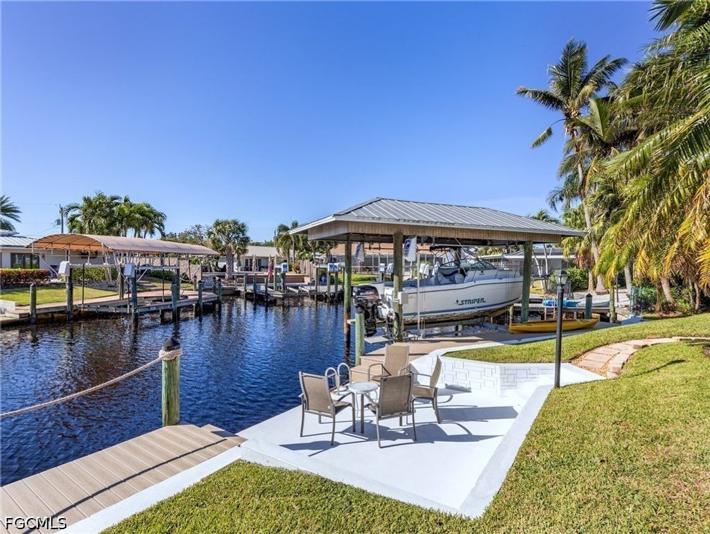 392 Snow Dr, Fort Myers