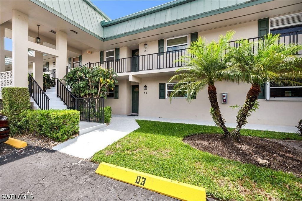 600 Valley Stream Dr D3, Naples