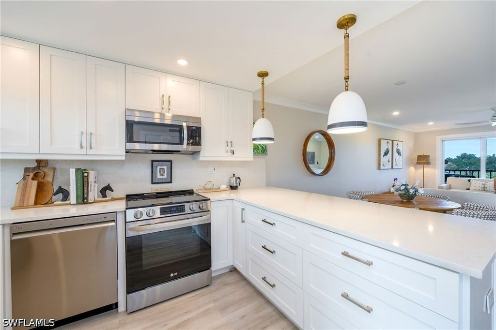 29 High Point Cir E 403, NAPLES