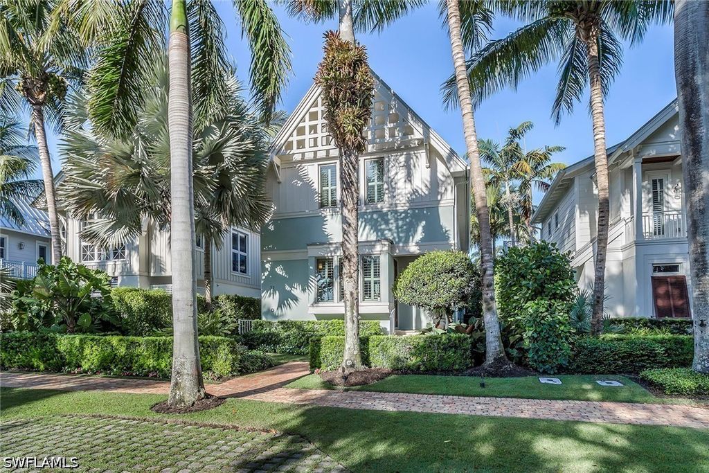 32 6th St S, Naples