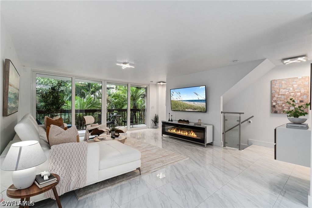 995 9th Ave S 4, Naples