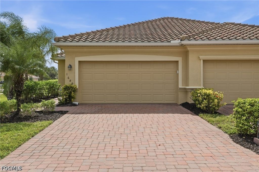 1689 Alameda Dr, NAPLES