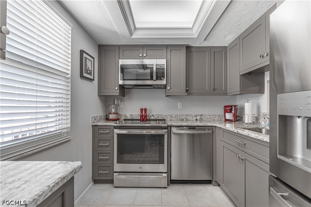 1580 Pine Valley Dr 305, FORT MYERS