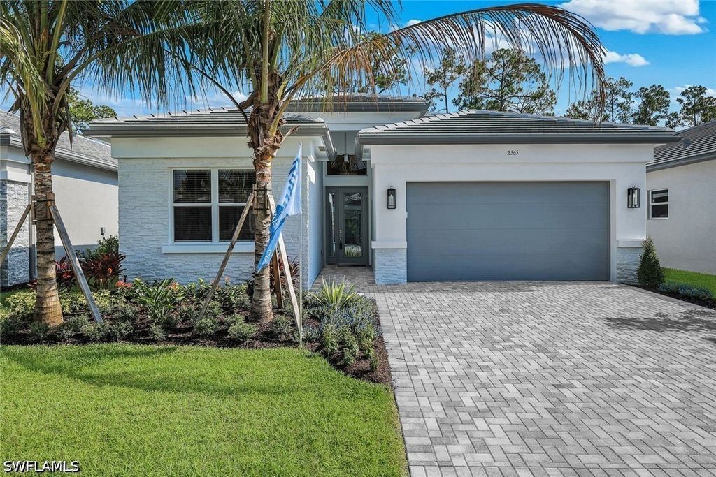 2565 Kingfisher Dr, Naples