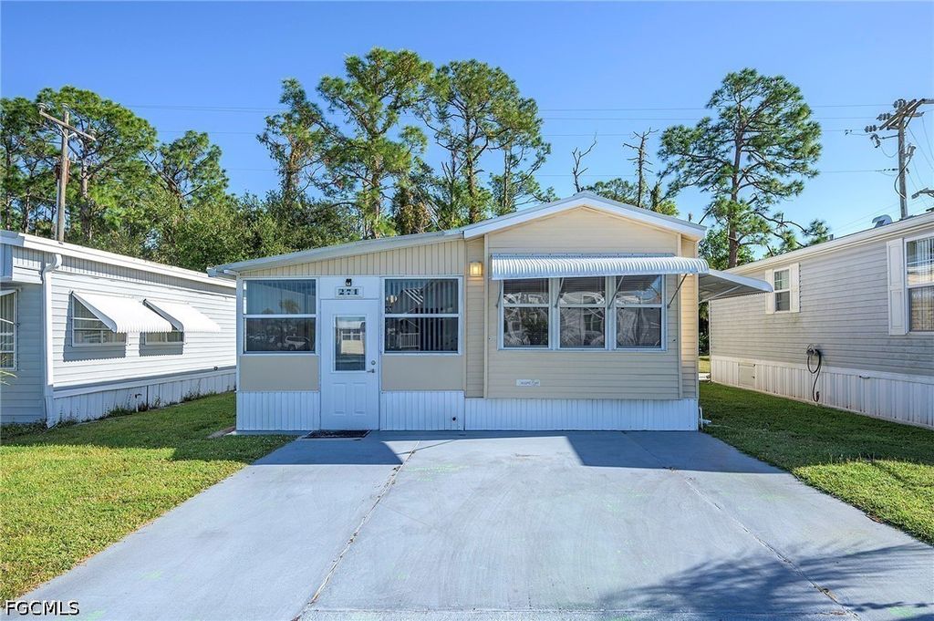 271 Caravan Cir, North Fort Myers