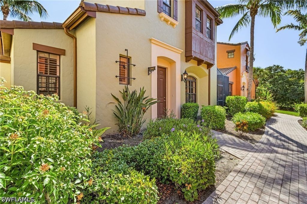 9118 Chula Vista St 12002, Naples