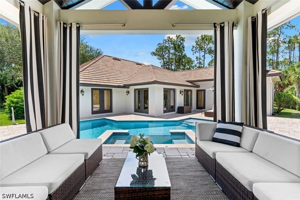 436 Corbel Dr, Naples