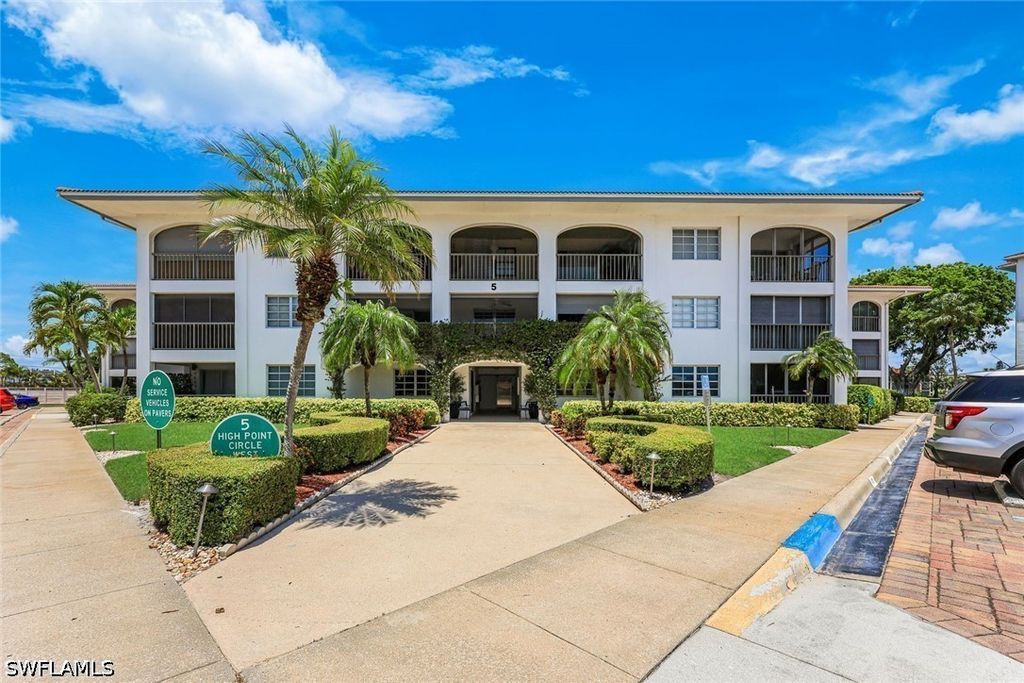 5 High Point Cir W 204, Naples
