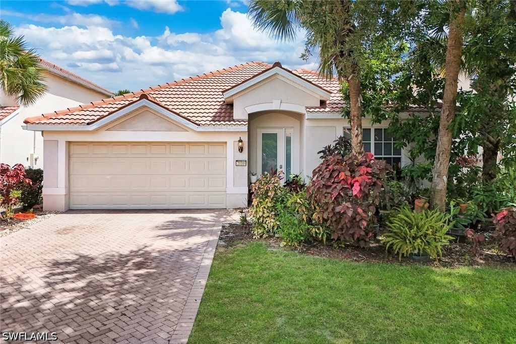 2010 Fairmont Ln, Naples