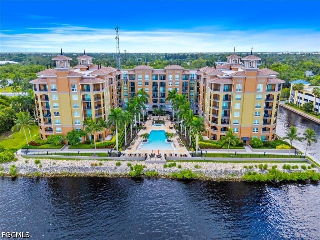 2825 Palm Beach Blvd 203, FORT MYERS