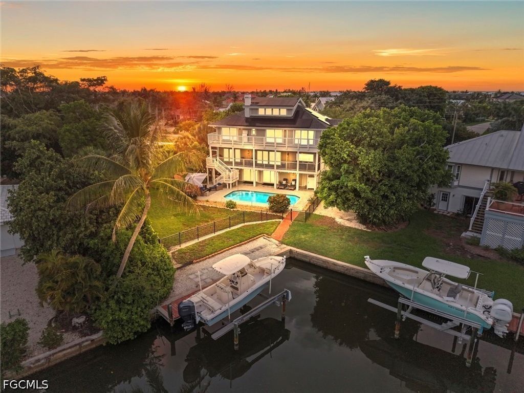 1048 Kings Crown Dr, Sanibel