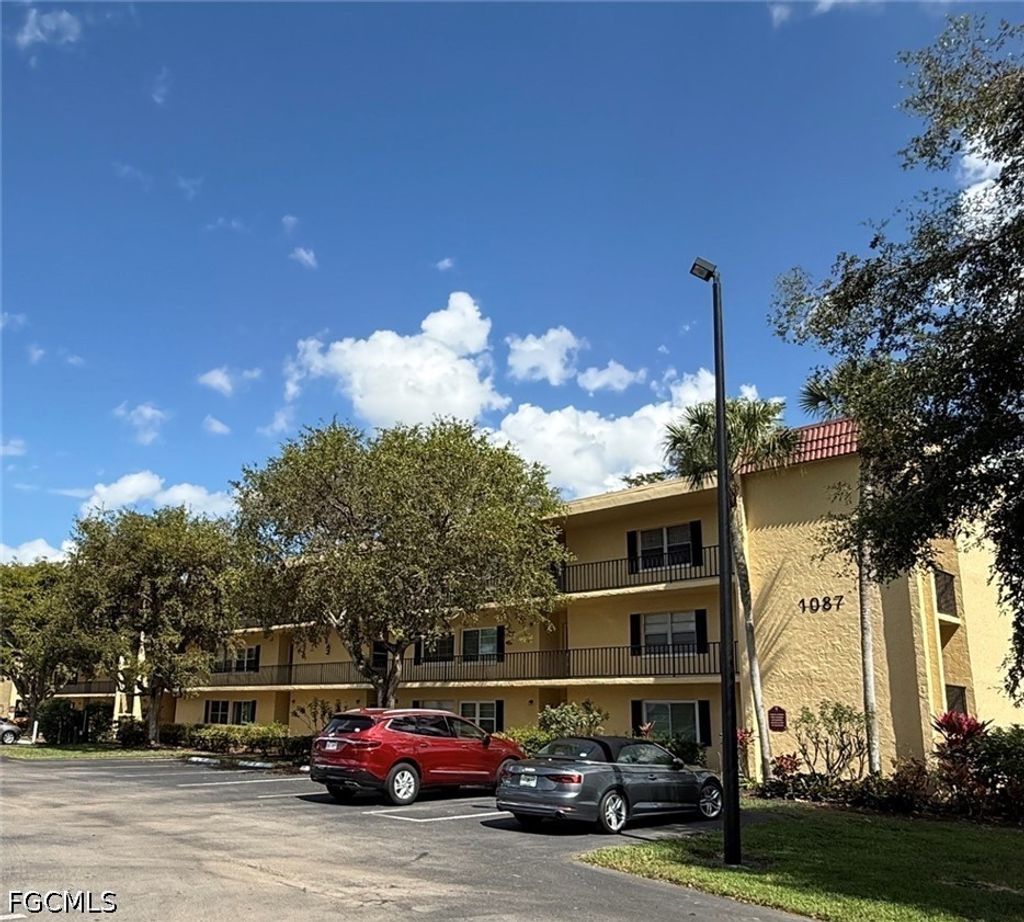 1087 Forest Lakes Dr 306, Naples