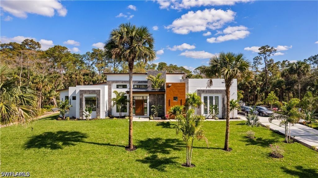 390 3rd St Nw, Naples