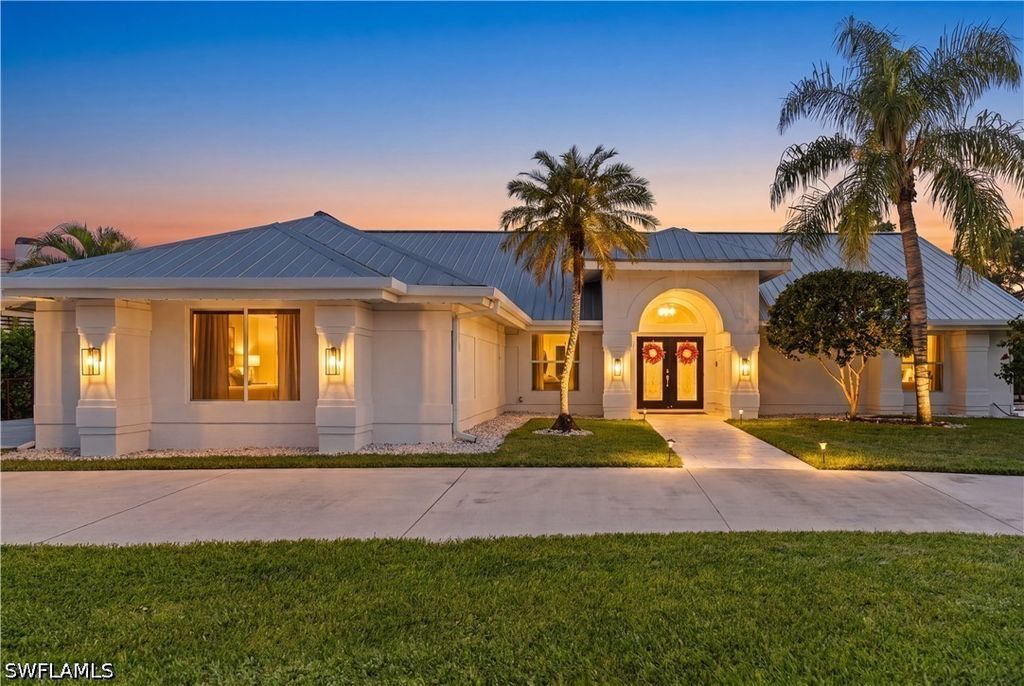 245 Monterey Dr, Naples