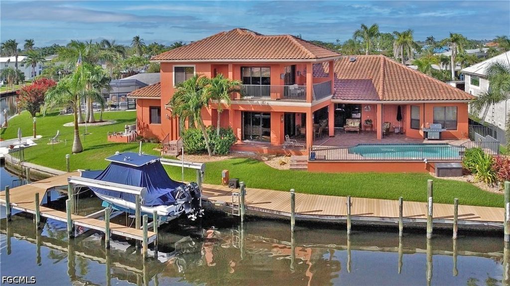 447 Avalon Dr, CAPE CORAL