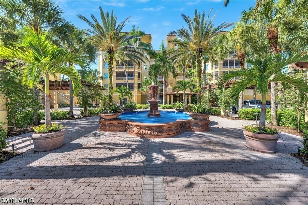 2738 Tiburon Blvd E 406, Naples