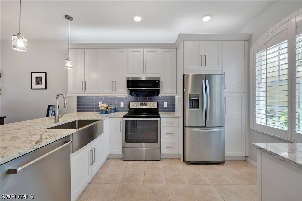 338 Newport Dr 1803, Naples