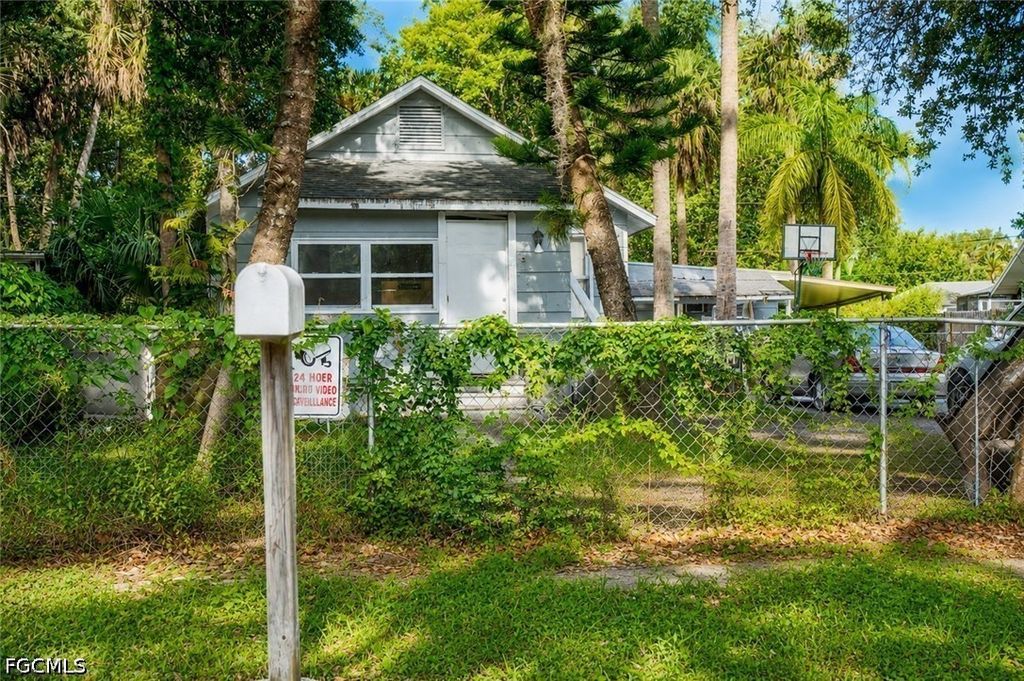 221 Avacado Ct, FORT MYERS