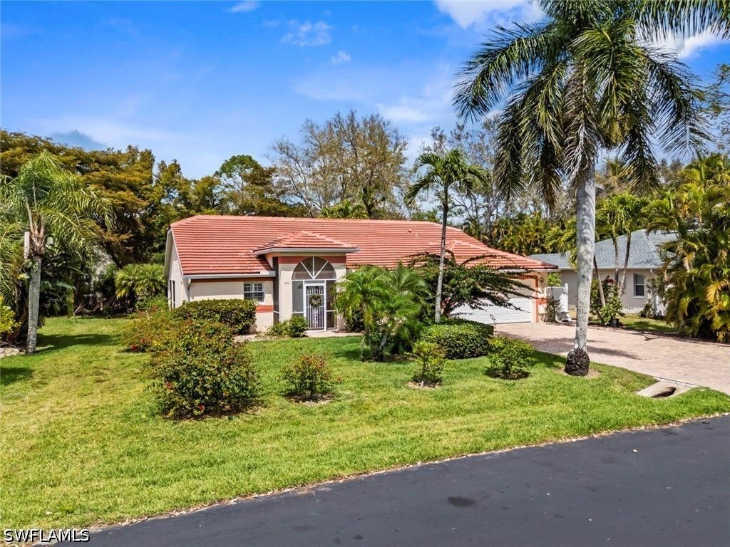 930 Moon Lake Dr, Naples