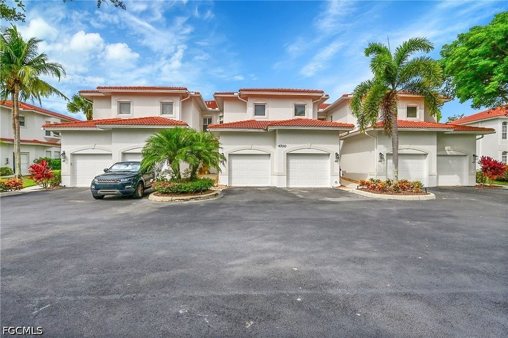 4700 Yacht Harbor Dr 612, NAPLES