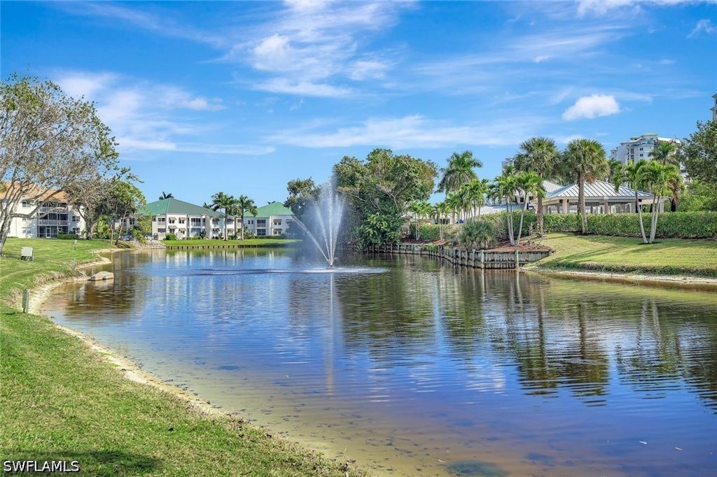 340 Horse Creek Dr 207, Naples