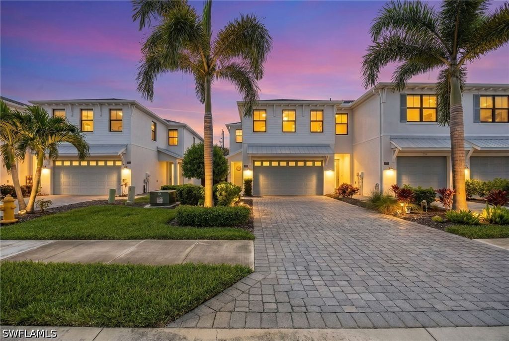 12964 Pembroke Dr, Naples