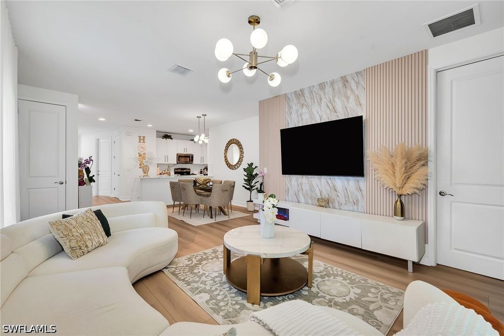 7689 Bristol Cir, Naples