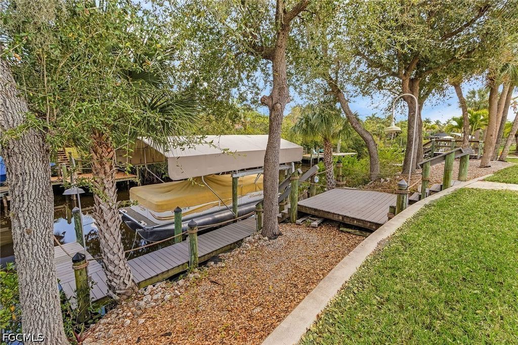 9262 Palm Island Cir, NORTH FORT MYERS