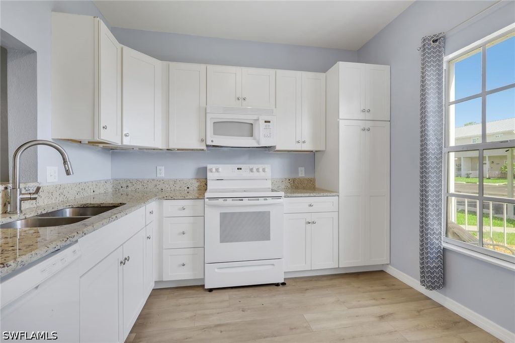 6085 Lake Front Dr, Fort Myers