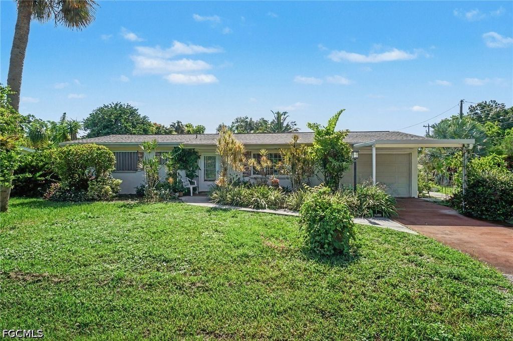 1564 Ixora Dr, North Fort Myers