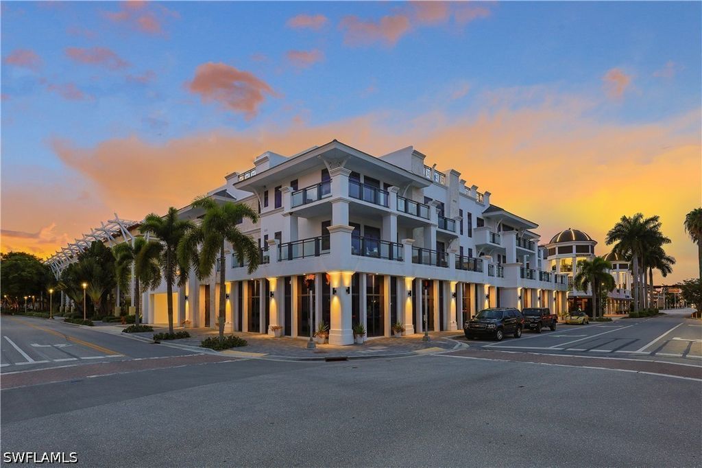 875 6th Ave S 304, NAPLES