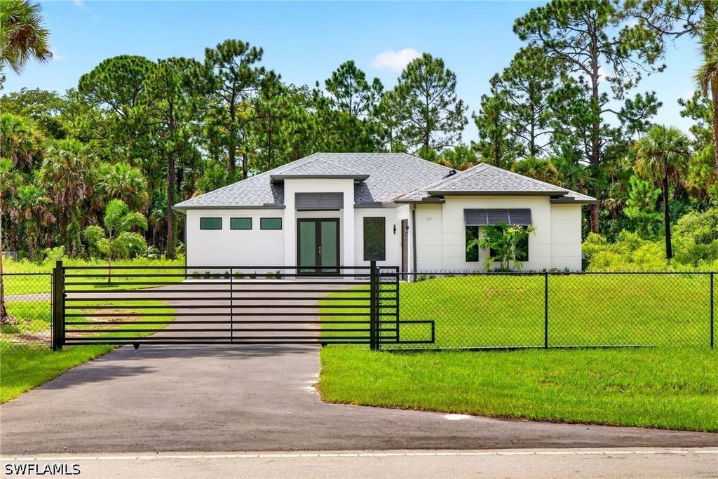 1867 Everglades Blvd N, Naples
