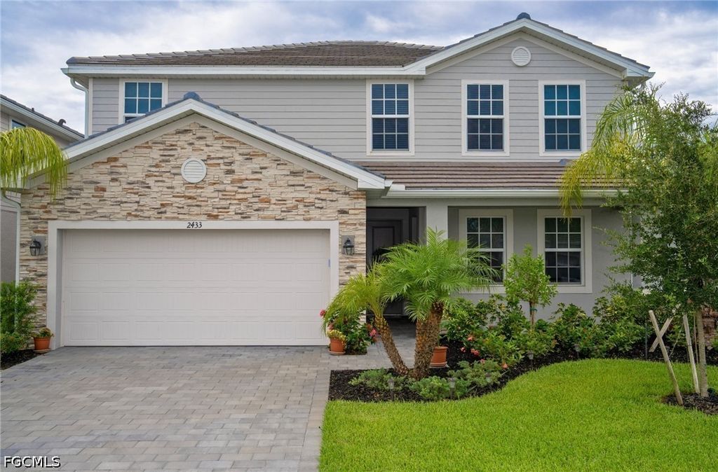 2433 Avocado Ln, NAPLES