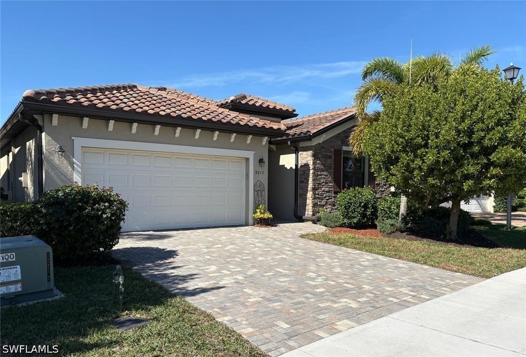 9215 Shadow Oak Ln, Naples
