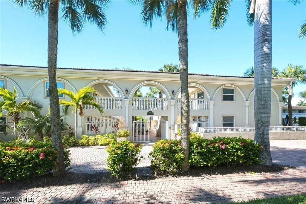 980 7th Ave S 204, Naples